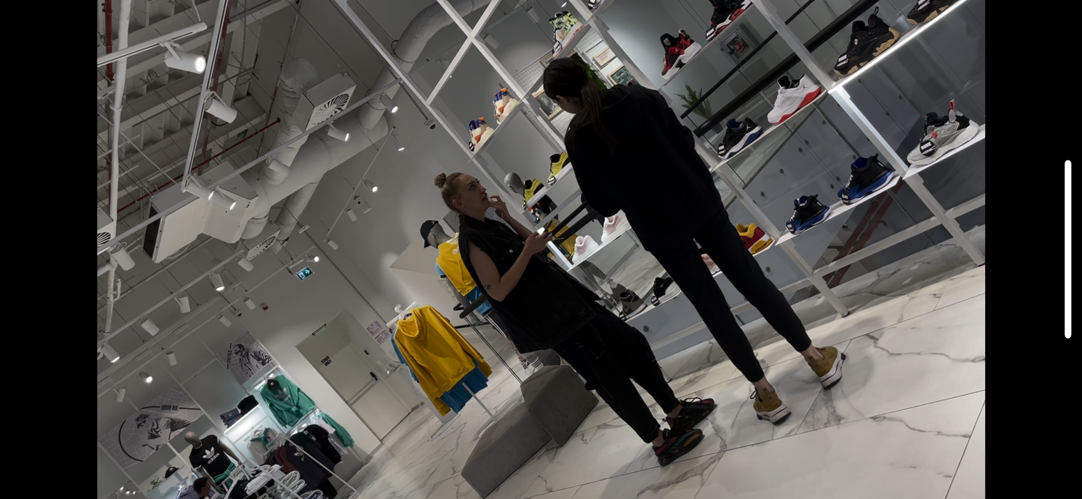 Ilona Brezoianu a ajuns la mall Băneasa, pentru a-și cumpăra adidași (Foto: CANCAN.RO)