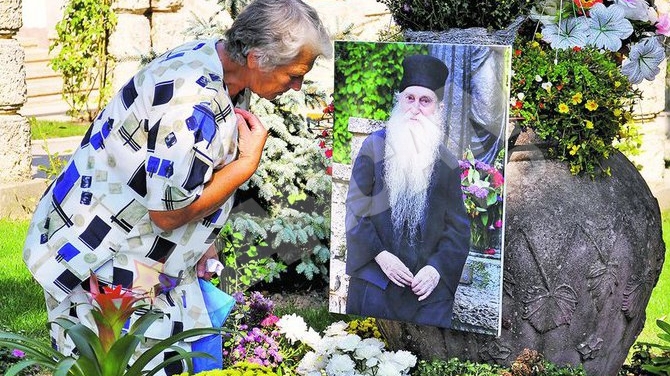 Pelerinaj la mormantul parintelui duhovnic Arsenie Papacioc! Face minuni si dupa moarte
