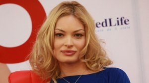 Sâni fermi, abdomen cu pătrăţele si picioare sculptate! Blonda asta e sotia unui politician din Romania. Ai recunoscut-o?