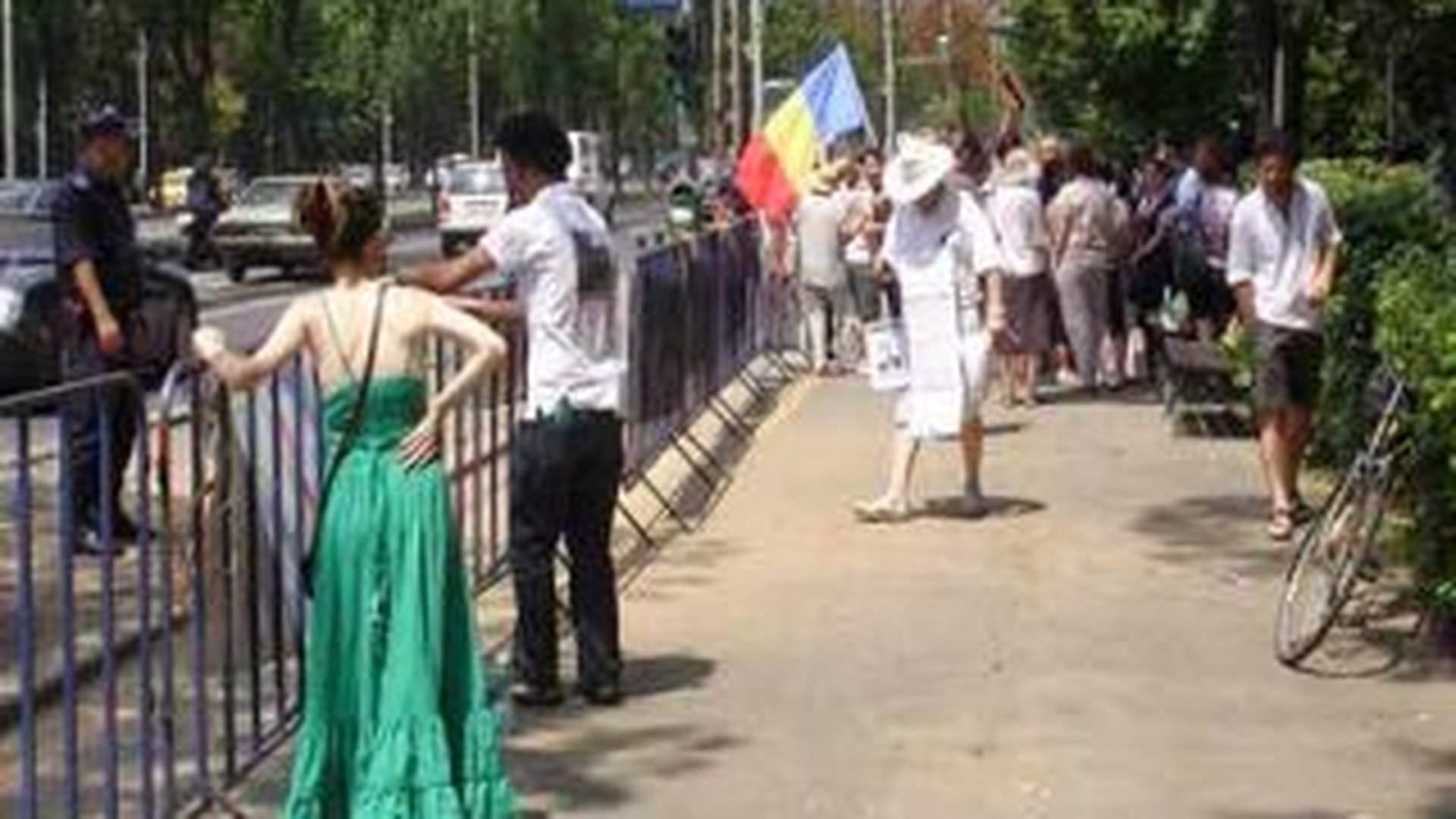 Protest cu sicriu, coliva si lumanari al sindicalistilor RomaniaFilm, in fata Ministerului Culturii. La Guvern manifestanti s-au legat cu lanturi de gard