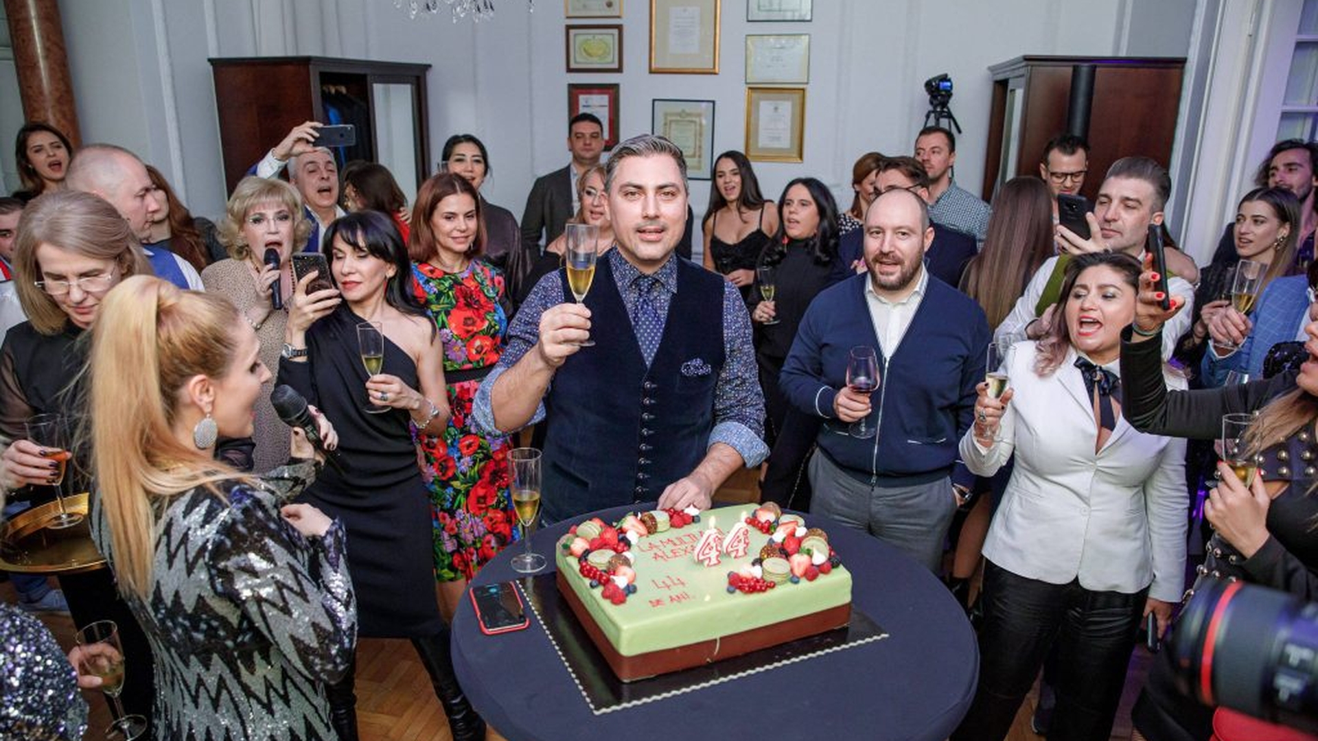 Alexandru Ciucu a împlinit 44 de ani! Ce invitați surpriză a avut și ce artistă celebră a întreținut atmosfera
