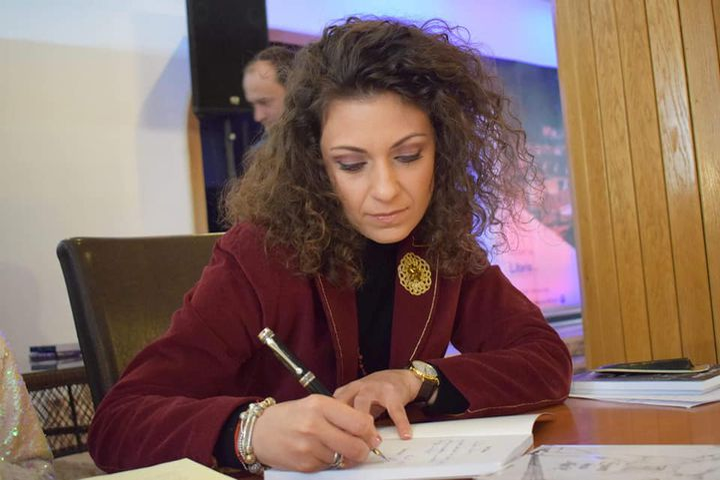 Cristina Naty Badea, sora lui Mircea Badea, de la Antena 3, și-a dat în judecată graficiana
