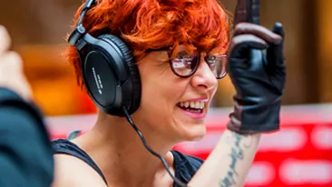 Vezi aici adevarata fata a unei cantarete super-cunoscute! Are chipul brazdat de riduri, la numai 35 de ani!