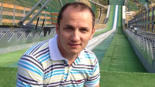 A fost la un pas sa cheleasca, dar a prins curaj dupa implantul de par! Mihai Traistariu isi lasa plete!