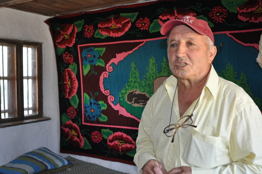 De pe pereţi nu lipseşte niciun obiect care se găsea în casele ţărăneşti de acum 100 de ani