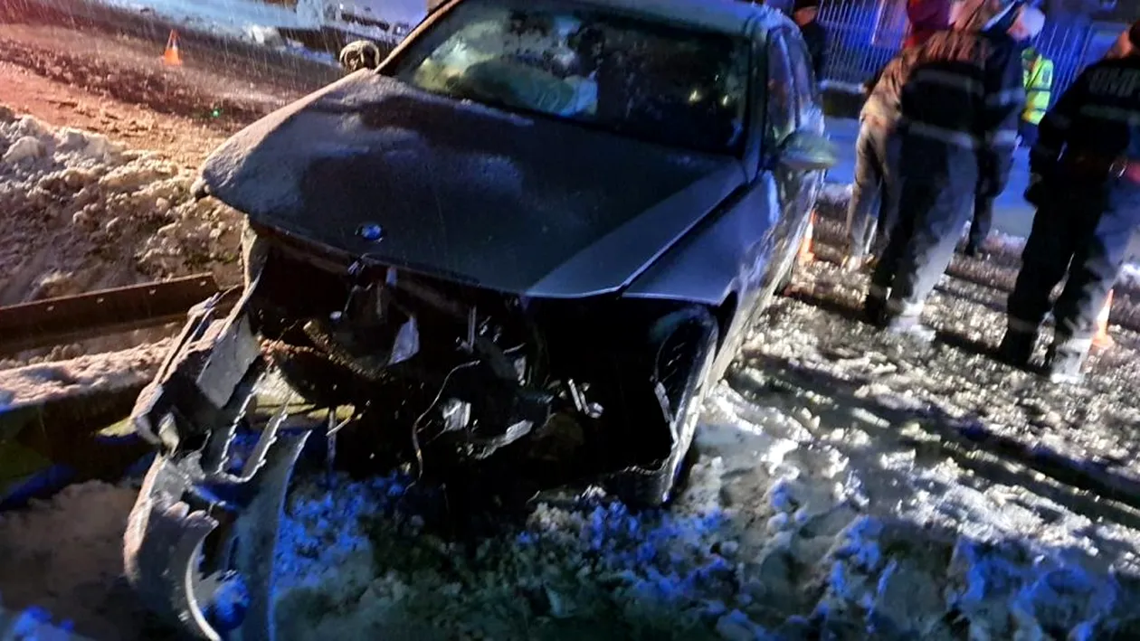 Accident grav în Teleorman. Un șofer a derapat și s-a izbit cu mașina de un cap de pod. O victimă a rămas încarcerată