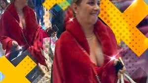 Imagini necenzurate cu ”Super-crăciunița” Anamaria Prodan & un decolteu-fluviu!