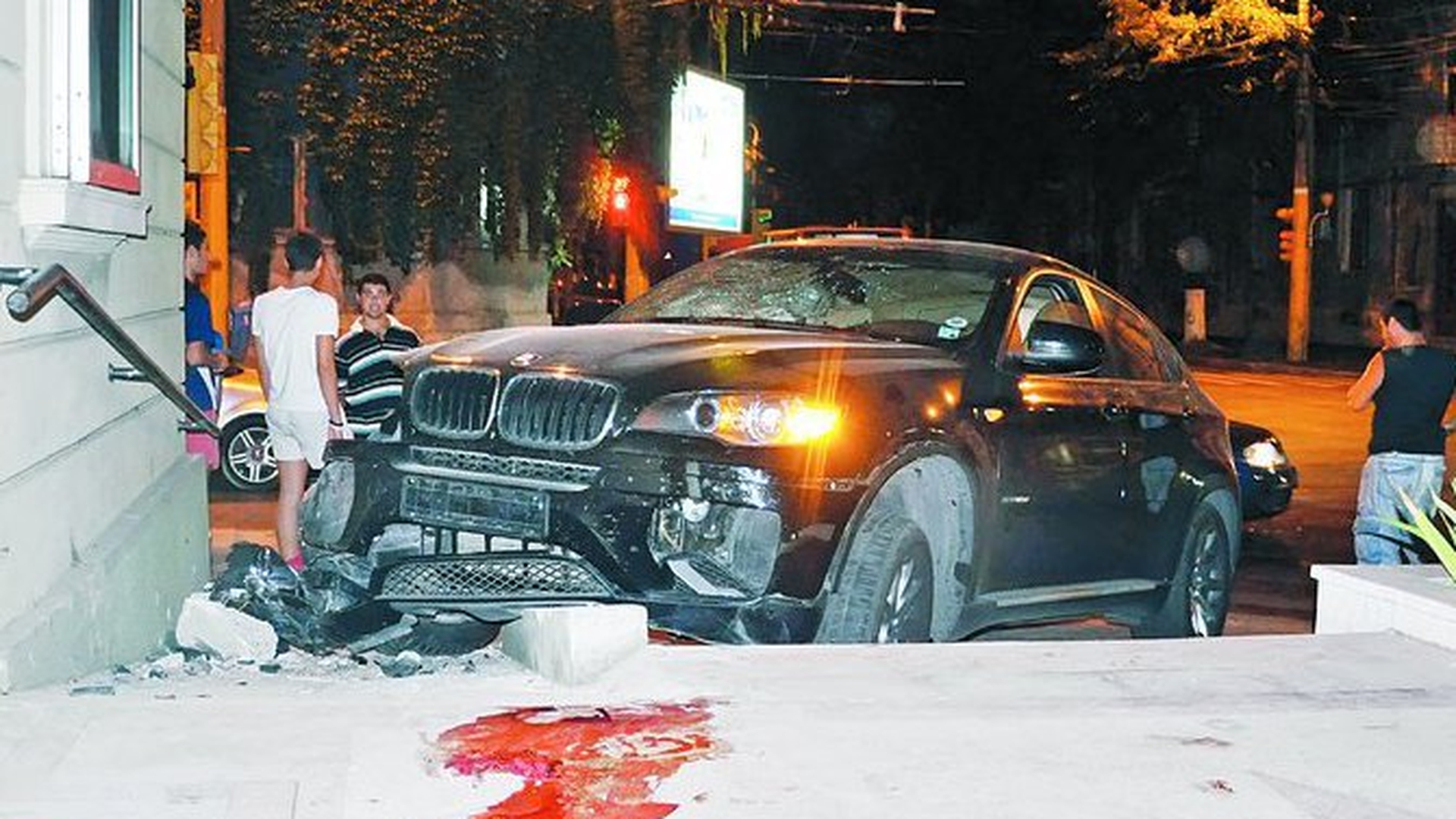 Constanteanca de bani gata a ajuns pieton dupa ce a lovit trei oameni cu BMW-ul! A ramas fara permis