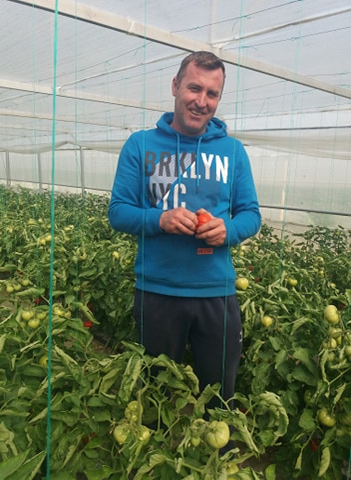 Simon Idita are 40 de ani şi face agricultură din tată-n fiu