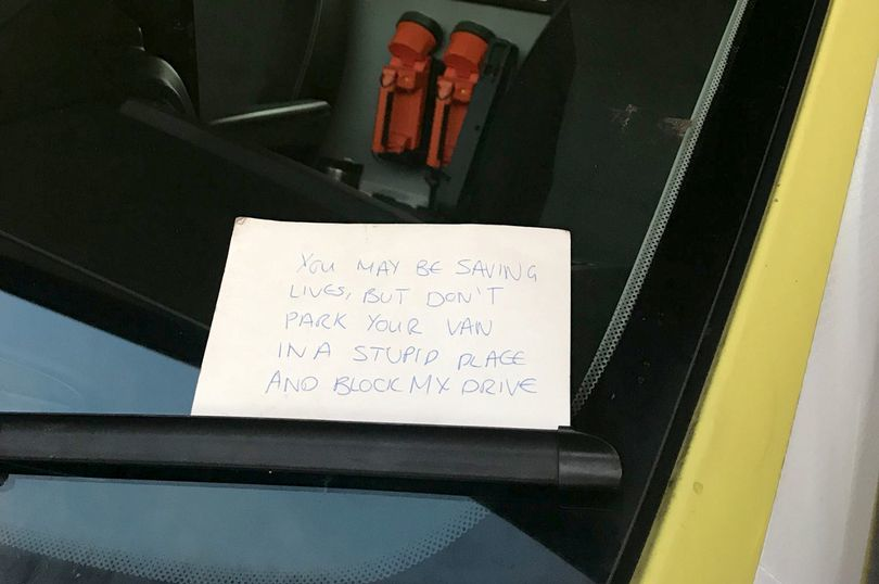 Pacientul a murit în ambulanţa care trebuia să îl salveze din cauza unui şofer nervos. E şocant ce scria în biletul pe care l-a lăsat medicilor în parbriz