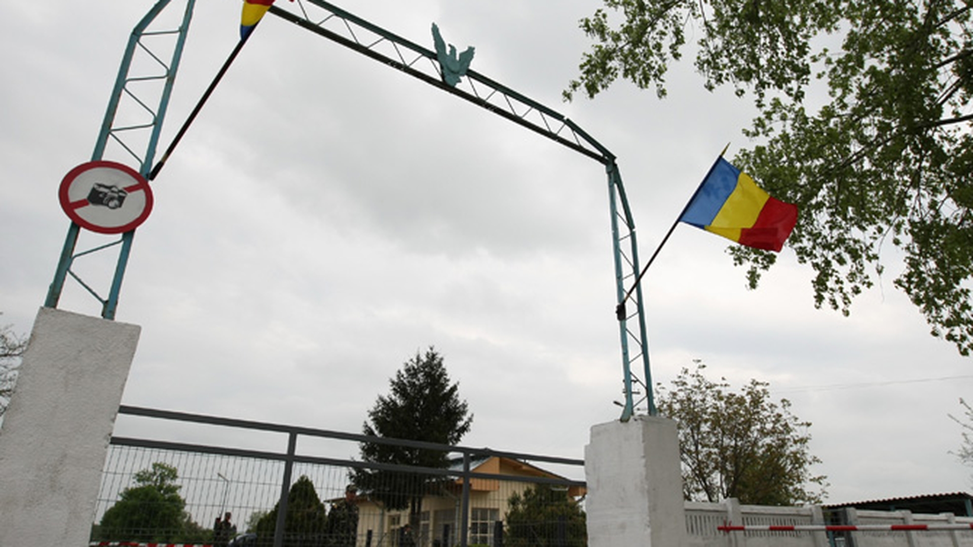 Adolescent ranit in explozie de grenada in timp ce pastea oile intr-o unitate militara din Constanta