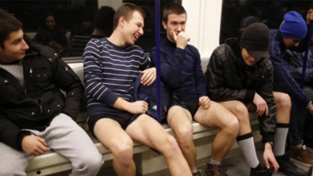 Fenomen incredibil! Zeci de oameni şi-au dat jos pantalonii şi au mers aşa la metrou, pentru Ziua fără pantaloni la metrou!