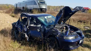 O mașină a fost spulberată de tren în Argeș. O femeie a ajuns la spital - VIDEO