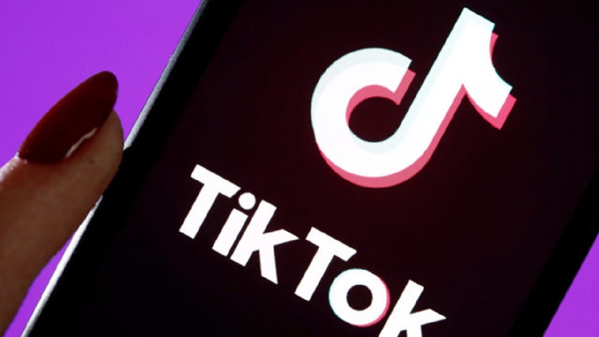 Ireal! O femeie i-a făcut reclamație vecinei sale, din cauză că poartă ținute indecente pentru a crea conținut pe TikTok