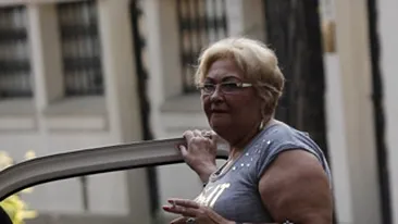 Alte scene inedite s-au petrecut in urma cu cateva minute. Marioara, ingrijorata la poarta casei Oanei Zavoranu! Vezi aici cat s-a chinuit sa intre!