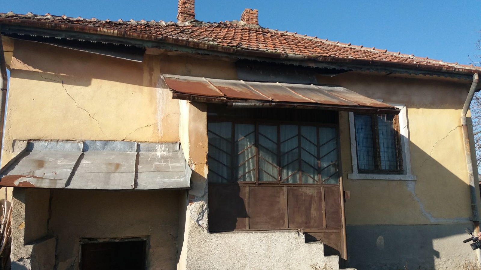 Imagini horror în secţiile de poliţie din Mehedinţi. Clădirile în care lucrează poliţiştii stau să se dărâme, unele au încă WC-uri în fundul curţii