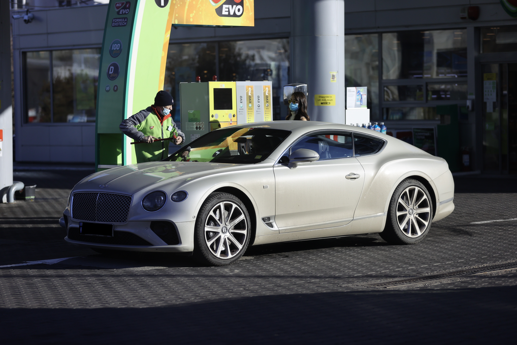 "Surorile Opticris" și-au "răsfățat" Bentley-ul în benzinărie (Foto: CANCAN.RO)