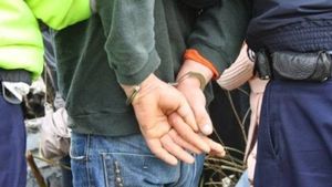 Clipe terifiante pentru un tânăr! A fost bătu și jefuit în propria locuință. Atacatorii au fost reținuți de către autorități