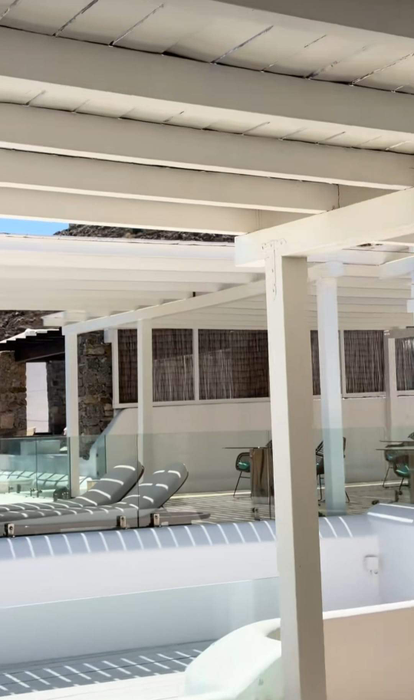 Alex Bodi nu s-a uitat la bani! Cât costă o noapte în vila de lux din Mykonos unde se relaxează cu Anca