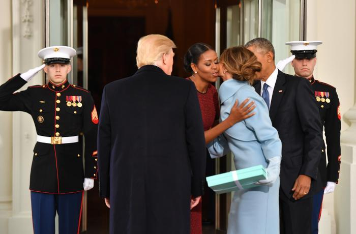S-a aflat! Ce cadou i-a făcut Melania Trump lui Michelle Obama în ziua în care a devenit Prima Doamnă a SUA