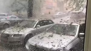 Avertismentul meteorologilor! A fost emis cod roșu de grindină și furtună în România