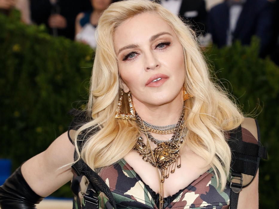 Madonna iese la plimbare, deghizată din cap până-n picioare