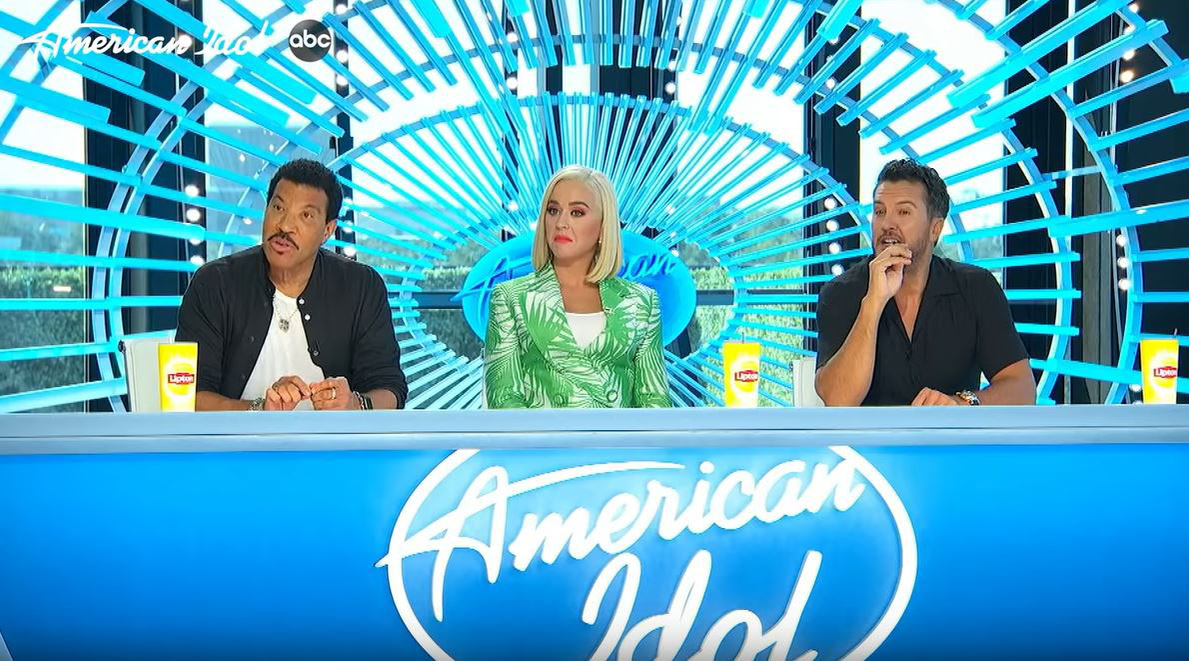 Premieră la American Idol! O concurentă a intrat în competiție fără să se înscrie la audiții și i-a uimit pe jurați cu vocea ei