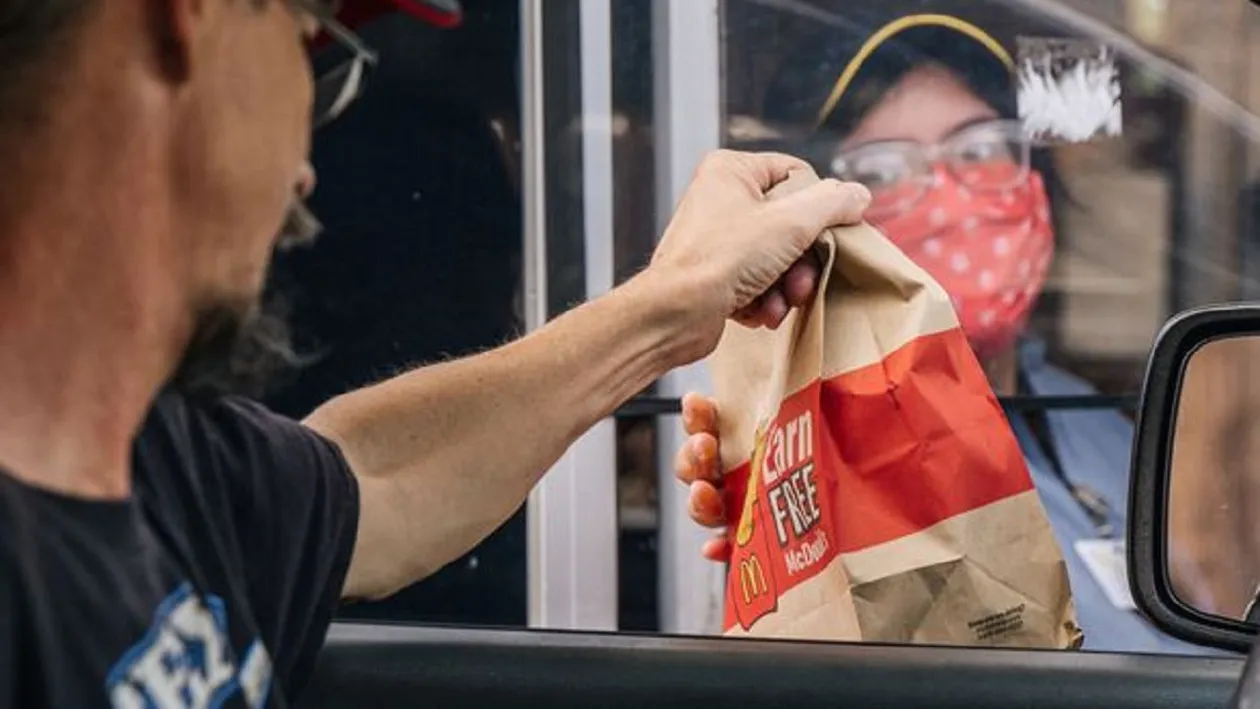 S-a aflat! De ce clienții Mc Donald's sunt puși să aștepte comanda la drive-thru în locul special amenajat