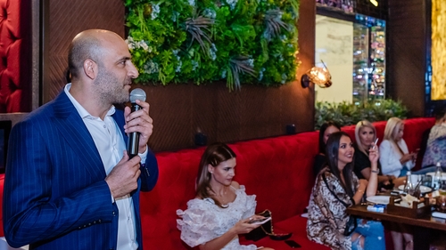 Cătălin Măruță a licitat două tricouri de campion cu 5.500 de euro! Racheta Simonei Halep a fost adjudecată cu 5.000 euro!
