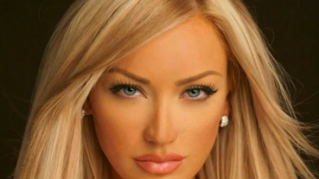 Bianca Drăguşanu, noua Barbie de România! Frumoasa roşcată s-a transformat într-o păpuşică!