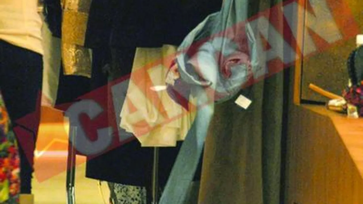 Paris, luata la zor de vanzatoare