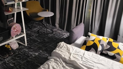 O turistă din Alba Iulia a rezervat o cazare într-un hotel din București, cu 1.200 de lei pentru 3 nopți. Cum arăta camera