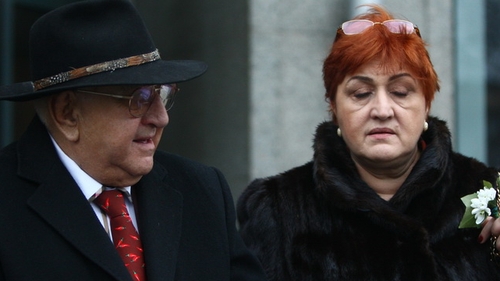 Blanuri si ghiocei! Scriitorul Dinu Sararu si fiica lui, Ruxandra, n-au decis daca a venit totusi primavara!