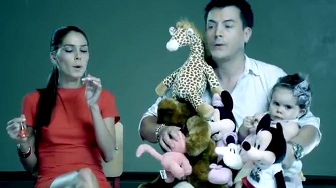 VIDEOCLIP de SENZATIE! Mihaela Radulescu si Dani au mancat ceapa la intalnirea "Casatoritilor anonimi", Olivia Steer si Andra s-au indragostit de Bartos, Andi si Maruta au "luat foc"!