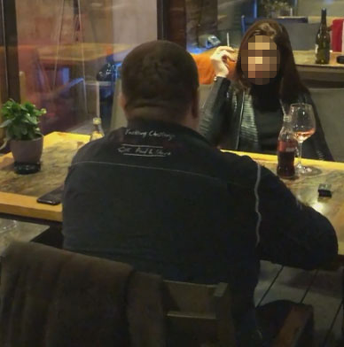 Marius Manolache, la masă cu o tânără apetisantă