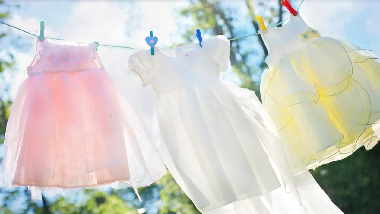 Cum poţi să îndepărtezi petele de pe haine cu un cartof. Trucul simplu îţi va face rufele impecabile!