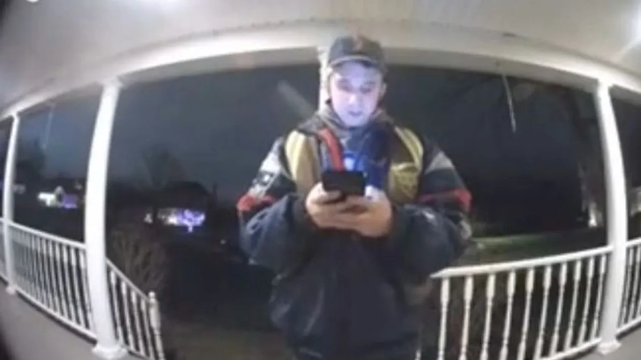 Un gest simplu al unui curier a ajuns la inimile a peste 300.000 de oameni într-un clip postat pe TikTok