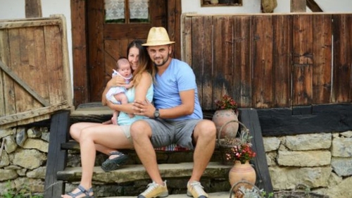 Doi tineri bihoreni au renunţat la oraş pentru sat şi au construit un adevărat colţ de rai! Cum arată căsuţa acestora