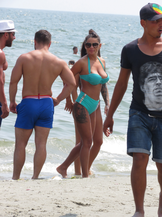 Au apărut în public  în minuscule costume de baie!