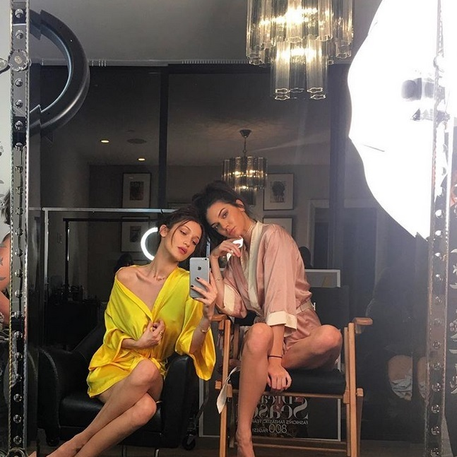 FOTO / Bella Hadid i-a înnebunit pe bărbaţi, dar pe iubitorii de animale i-a scandalizat! A pozat topless, în timp ce se giugiulea cu un căţel