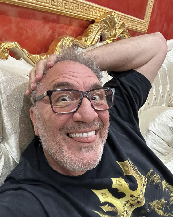 Mihai Bendeac a rămas mut de uimire când l-a văzut. Nelson Mondialu și-a făcut apariţia la The Ticket! Nu a uitat că actorul l-a imitat