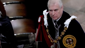Imagini scandaloase cu fostul prinț Andrew. Fratele Regelui Charles, surprins în timp ce se juca cu un copil folosind o jucărie nepotrivită