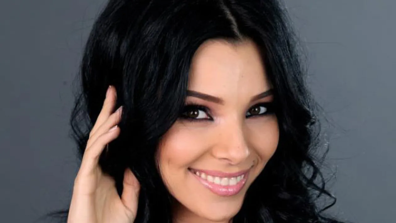 Ce sexy e Corinuta! Stirista de la sport, in cea mai fierbinte ipostaza a inceputului de vara! Uite cat de bine arata