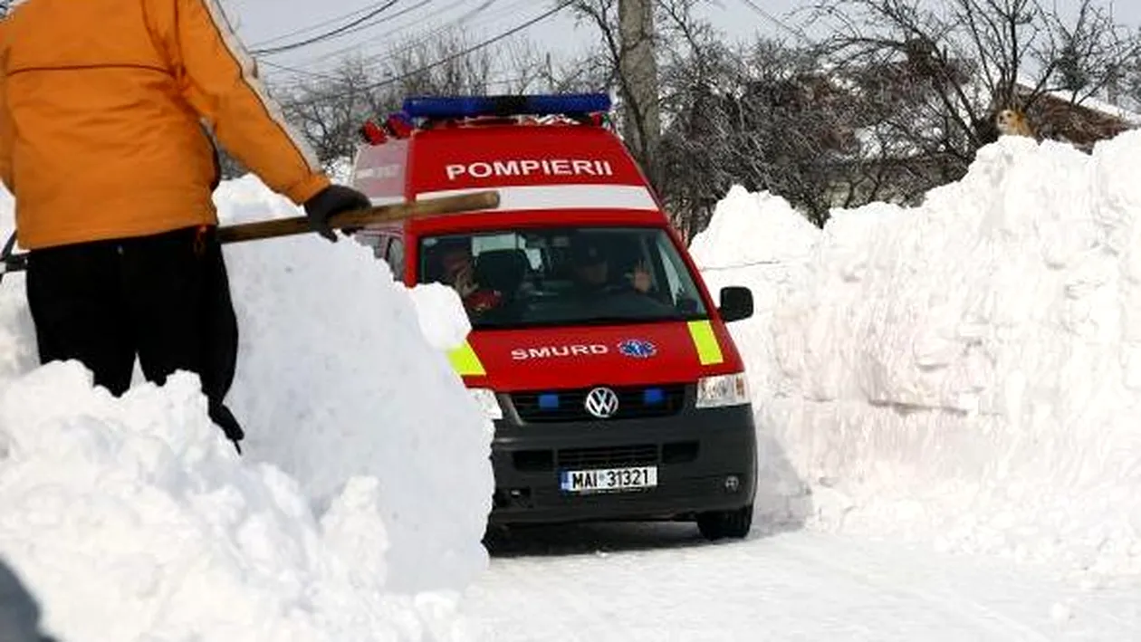 O ambulanţă a rămas blocată în zăpadă, iar oamenii au fost salvaţi cu şenilata, în apropiere de Constanţa!