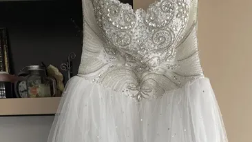 O femeie din Cluj își vinde rochia de mireasă cu doar 1 leu. Cum arată