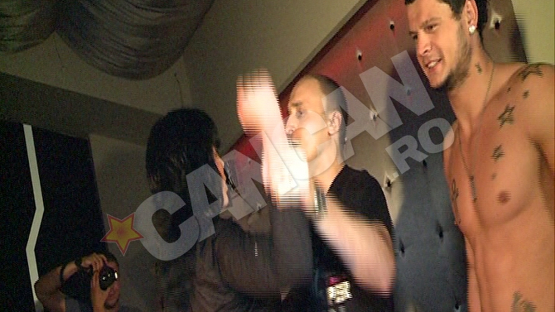 VIDEO Mariana Moculescu si fostul ei iubit, Cristi, s-au certat ca la usa cortului! L-a injurat si l-a palmuit in club!