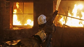 Se uitau la film si le-a explodat casa