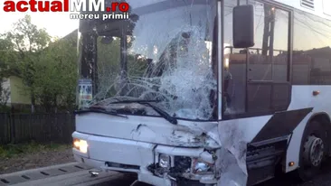 Accident grav intre un autobuz cu muncitori si un autoturism. Doua femei au MURIT