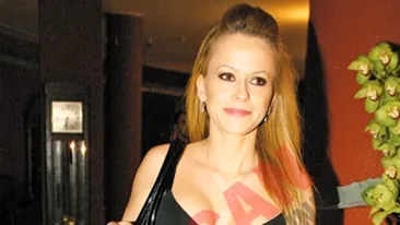 VIDEO Anda Adam s-a impiedicat in tocuri! Era sa cada de la cinci metri