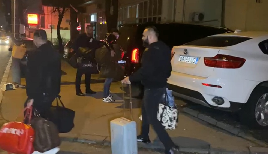 Alex Bodi cară o husă de la Viggo, firma lui Cătălin Botezatu, la ieșirea din arest